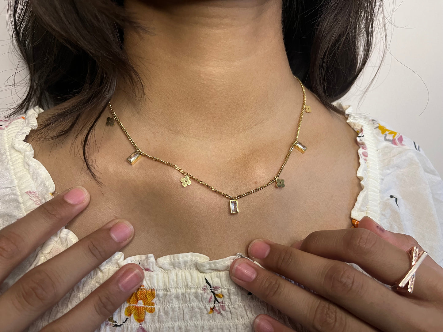 Dainty neckpiece