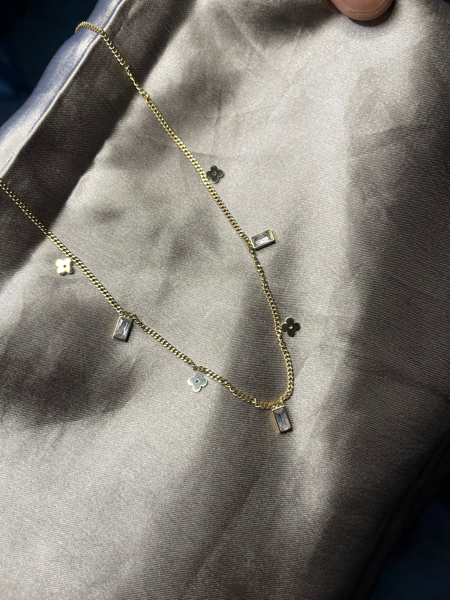 Dainty neckpiece