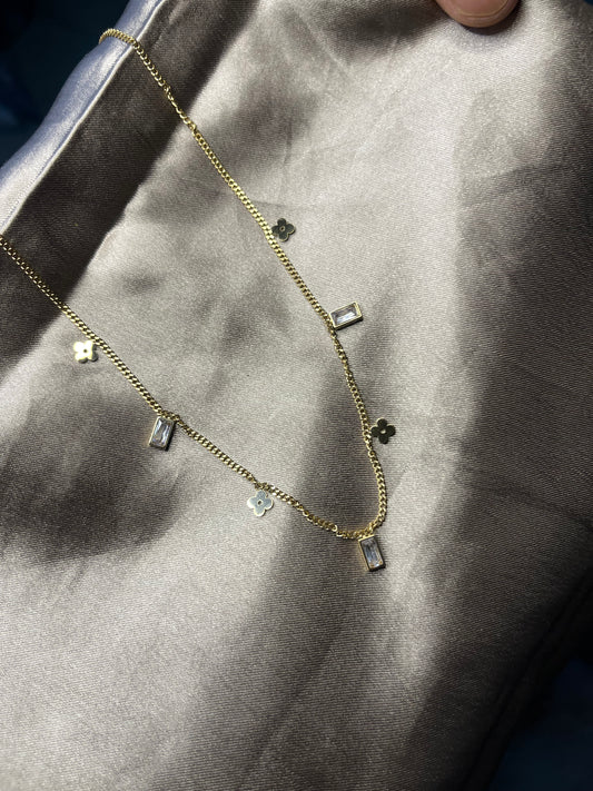 Dainty neckpiece